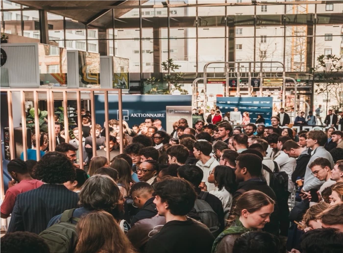 Des étudiants rassemblés lors d’un salon consacré à l’actionnariat